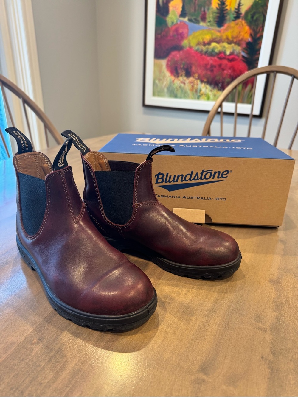 Blundstone Chelsea Ankle Boots in Burgundy with Black Elastic